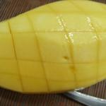 geschälte Mango in Würfel schneiden