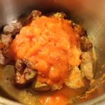 ratenes Fleisch mit Gewürze und Tomatenwürfel aufgießen mit Brühe und kochen lassen