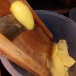 Kartoffelchips herstellen, Kartoffelscheiben hobel