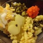 Zutaten für Kartoffelsalat mit Öl und Essig,Lachsersatz,Apfel,Eier,Kapern,Gurken