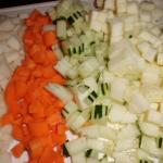 In Würfel geschnitten Kohlrabi, Möhren, Gurke und Zucchini