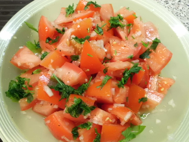 Tomatensalat mit Zwiebeln klassisch mit Öl