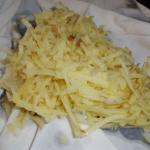 das Kartoffelmehl aus den Kartoffelstiften abspülen