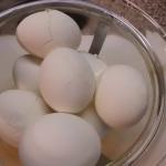 hart gekochte Eier einlegen in einen Sud