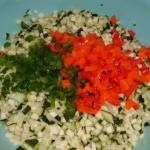 Zucchini-,Zwiebeln-,Paprikawürfel und Salz vermischen und über Nacht ziehen lassen