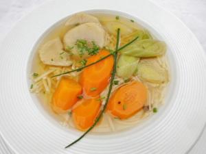 Tafelspitz kochen, die Suppe mit Wurzelgemüse und Fädlenudeln