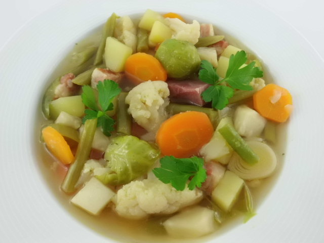 Gemüse Suppe Rezept mit Speck, Kartoffeln kochen