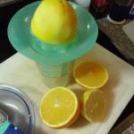 Zitronenabrieb,und Saft von Zitrone und Orange