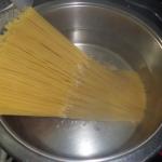 Spaghetti in viel Salzwasser kochen