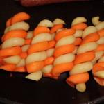 Kartoffeln und Möhrenspiralen mit eineinder verdrehen