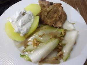  Chicoree-Rezept Teller mit Kartoffeln,Chicoree und Nackenkotelett