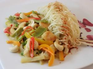 Thai-Wok mit Mie Nudel Gemüse und Hähnchenstreifen