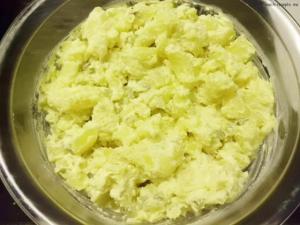 Kartoffelsalat mit Mayonnaise in einer Saltschüssel