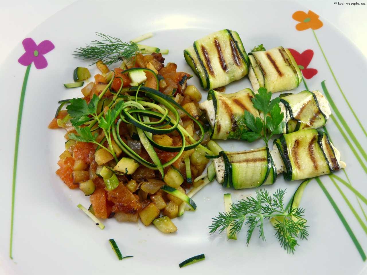 Zucchiniröllchen gefüllt mit Weichkäse und gegrillt vegetarisch