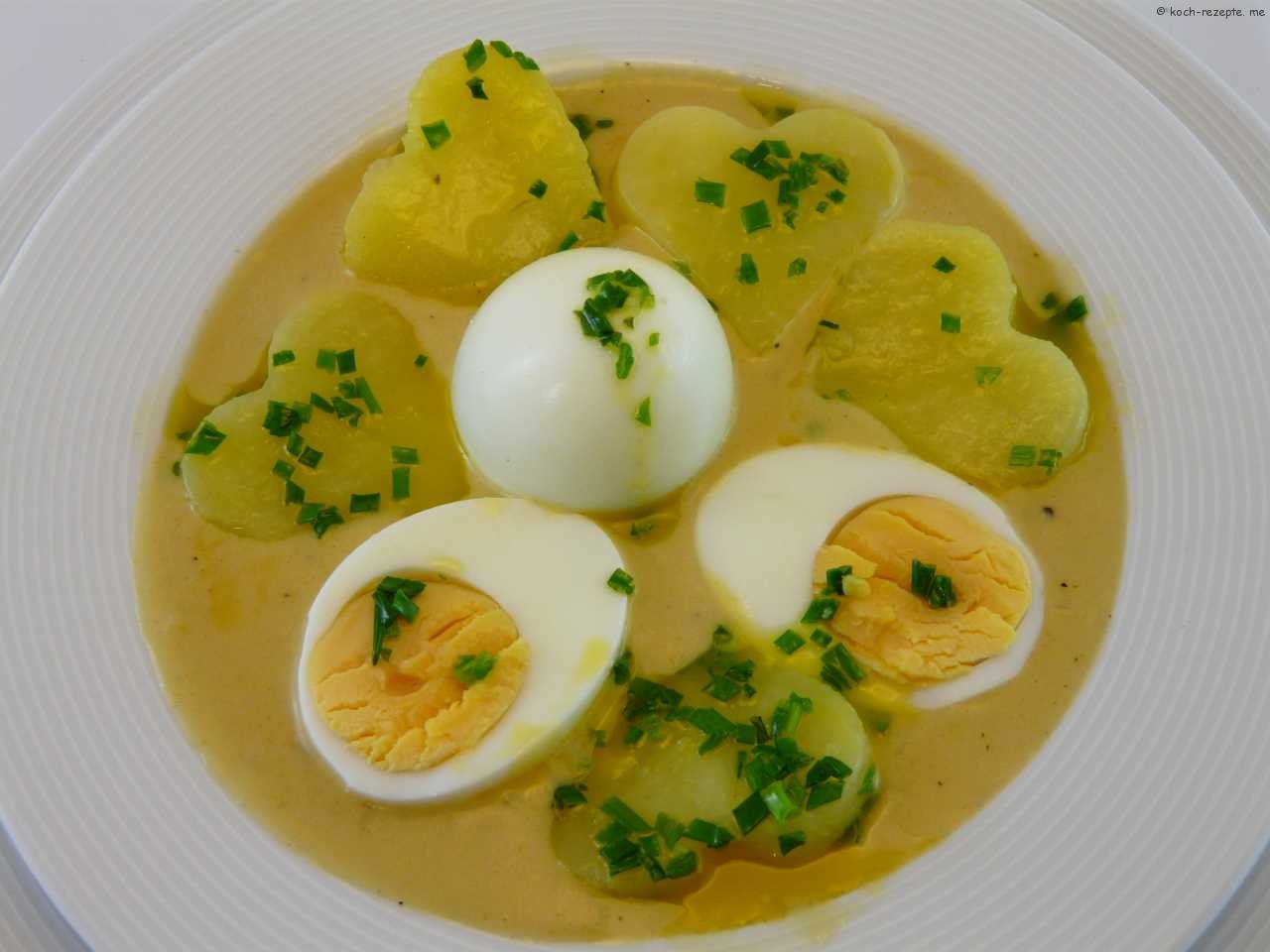 Senfsauce mit Eier pochiert. Kartoffeln,Eier in Senfsauce