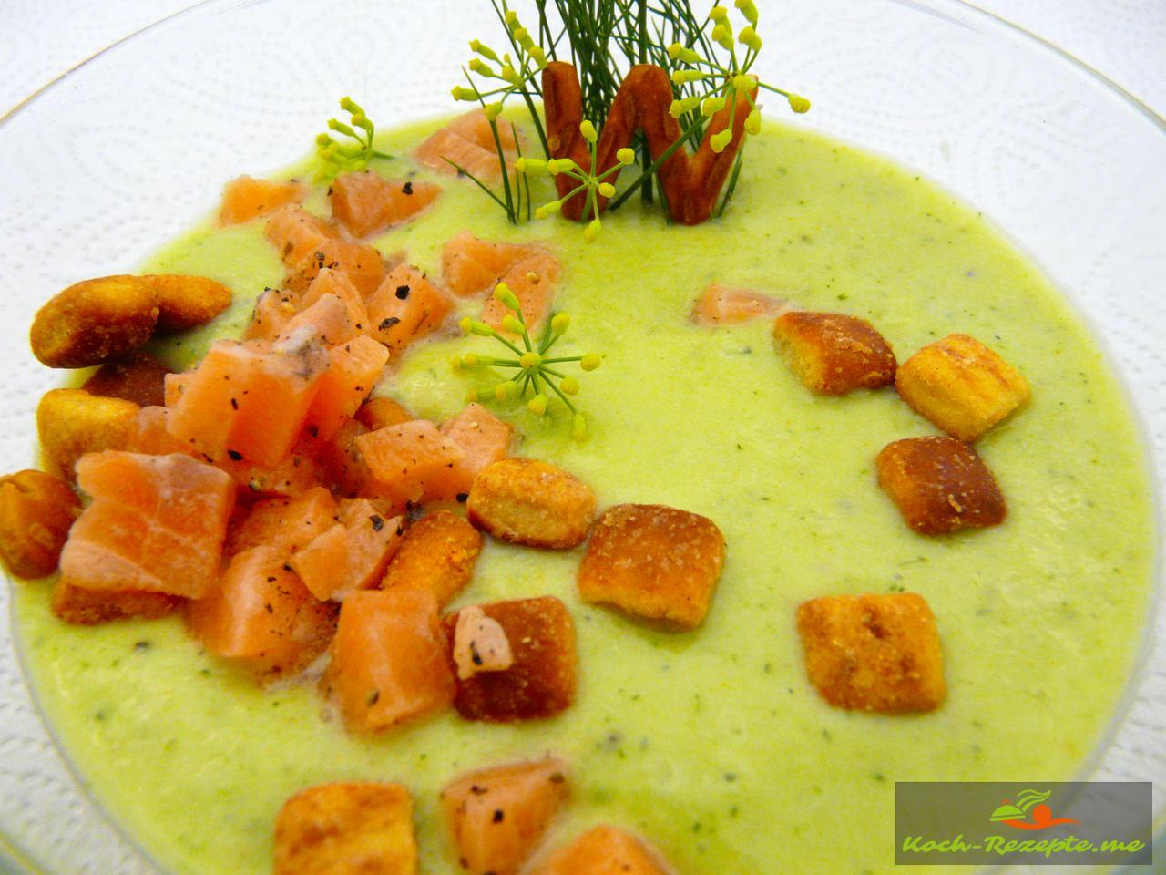 Kalte Gurken-Avocado Suppe mit Krebsfleisch und Dill
