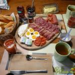 20160505_Avokado-Blauschimmel-Apfel-Creme _0001_01Baguette Frühstück mit Kaffee