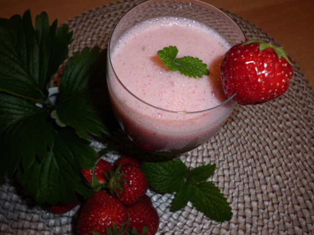 Erdbeerbuttermilch Drink mit Zitronenmelisse