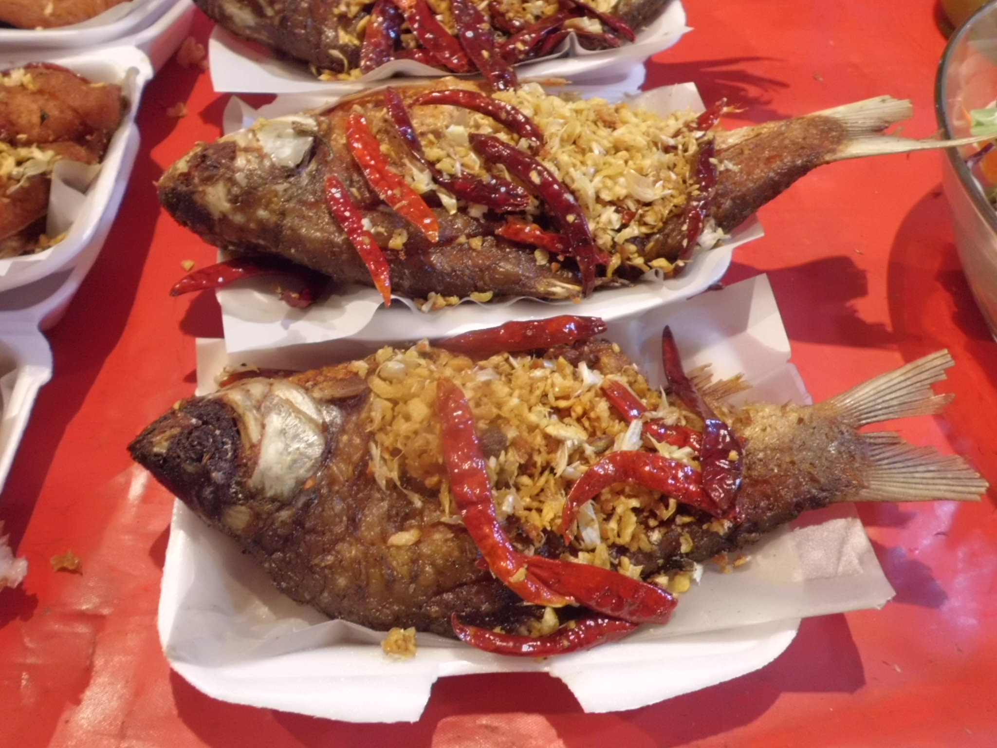 Thailand gegrillter Fisch mit schafem Gemüse