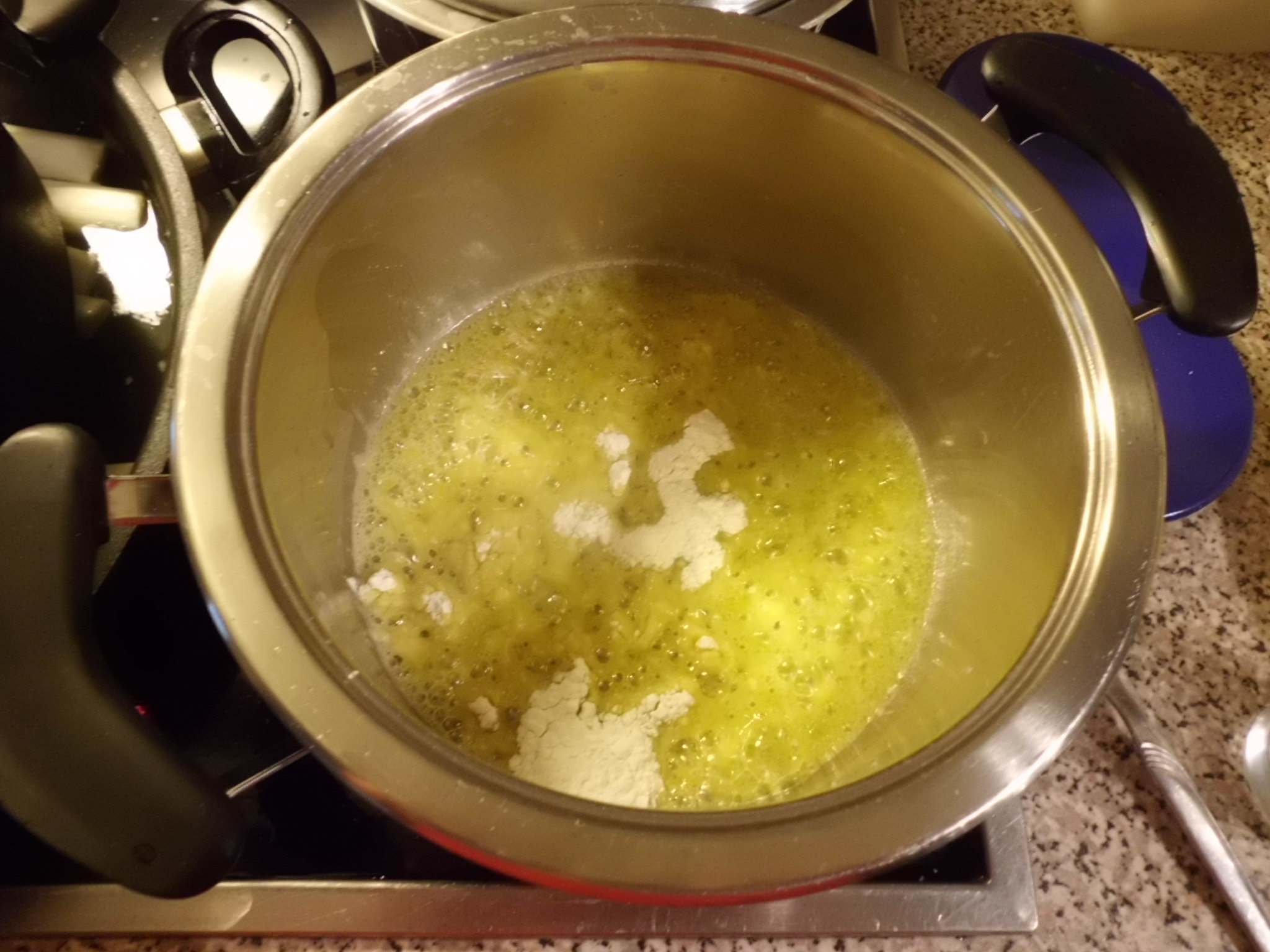 herstellen der Käutersoße: Butter und Mehl, Brühe, Creme fraiche, Kräuter