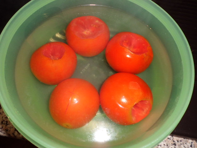 Tomaten in kochendem Wasser geben zum häuten