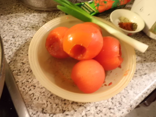 Tomaten häuten entkernen und in Würfel schneiden