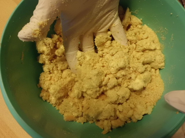 weiche Butter unter die zerkleinerten Löffelbiskuit verarbeiten