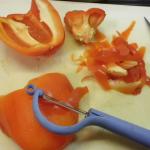 Paprika schälen und das Kerngehäuse entfernen