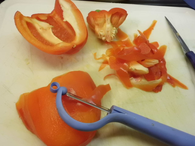 Paprika schälen und das Kerngehäuse entfernen