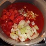 Tomatenpüree, Tomatenstücke,Knoblauch,Zwiebelnwürfel, Paprikapulver scharf,Pfeffer und Salz,Oregano,Thymian