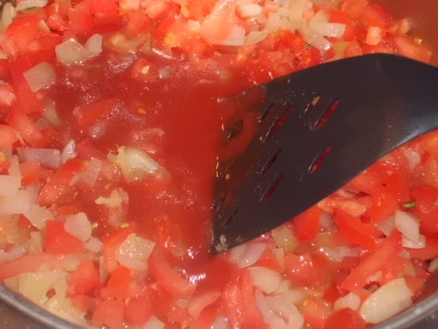 Tomatenstücke und Tomatenpüree dazugeben