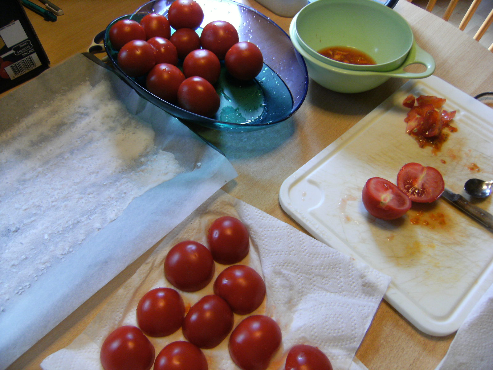 Tomaten halbieren und das Innere entfernen