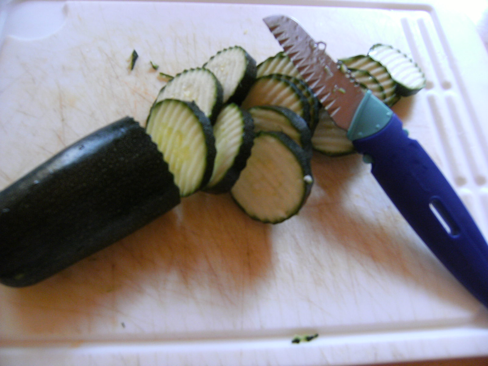 Zucchini in Scheiben schneiden