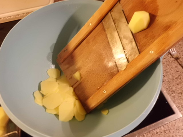 Kartoffeln hobeln in feine Scheiben