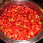 Erdbeer Rhabarber werden mit Gelierzucker gekocht