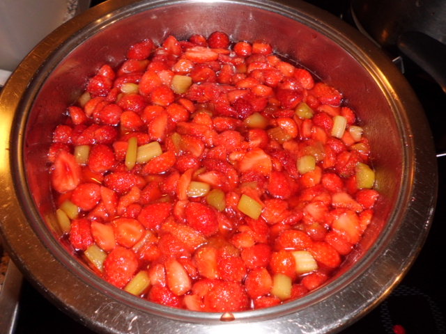 der zweite Topf mit Erdbeer Rhabarber Marmeladen mit Fruchtstücke