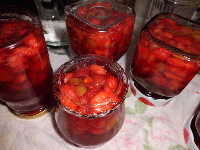 Erdbeer Rhabarber Marmelade nach dem verschließen auf den Kopf 5 Minuten stellen