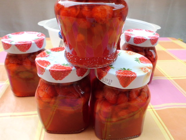 mit Fruchtstücke Erdbeer Rhabarber Marmelade
