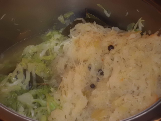 Weißkohl und Sauerkraut vermischen