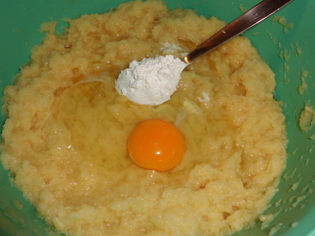 Kartoffelteig würzen Ei und Stärke unterrühren