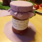 Rhabarber-Pflaumen-Marmelade fertig, in Gläsern eingefüllt und beschriftet