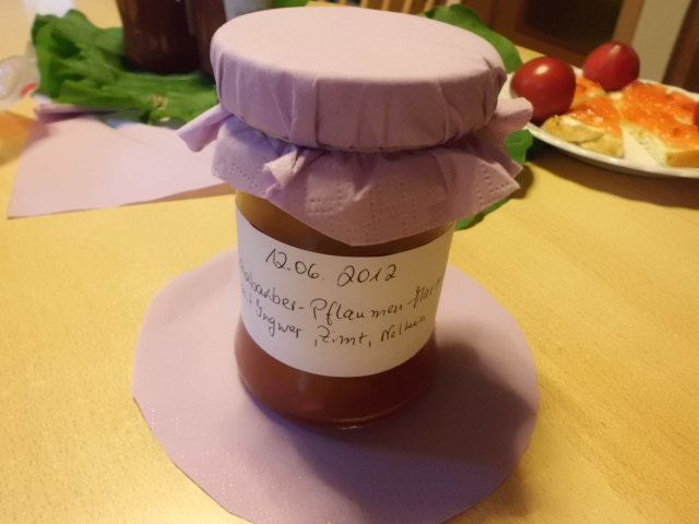 Rhabarber-Pflaumen-Marmelade fertig, in Gläsern eingefüllt und beschriftet