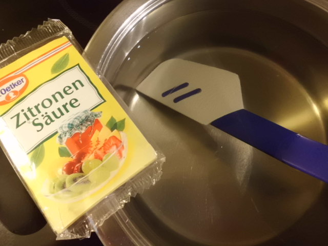 Zuckerwasser mit Zitronensäuere kochen