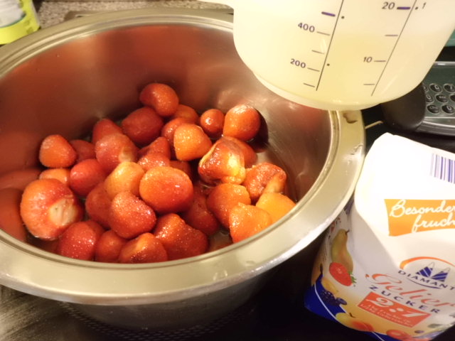 Warenkorb: Erdbeeren Holunderblütensirup und Zucker