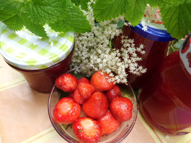 Rezept: Erdbeer Holunder Marmelade mit Zitronenmelisse