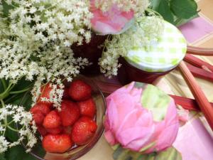 Rezept für Erdbeer Rhabarber Konfitüre mit Holunderblütensirup und Ingwer