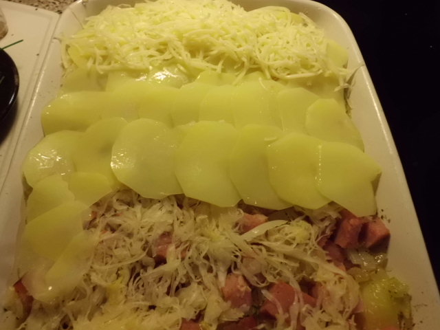 letzte Schicht: Sauerkraut Kartoffeln und Käse