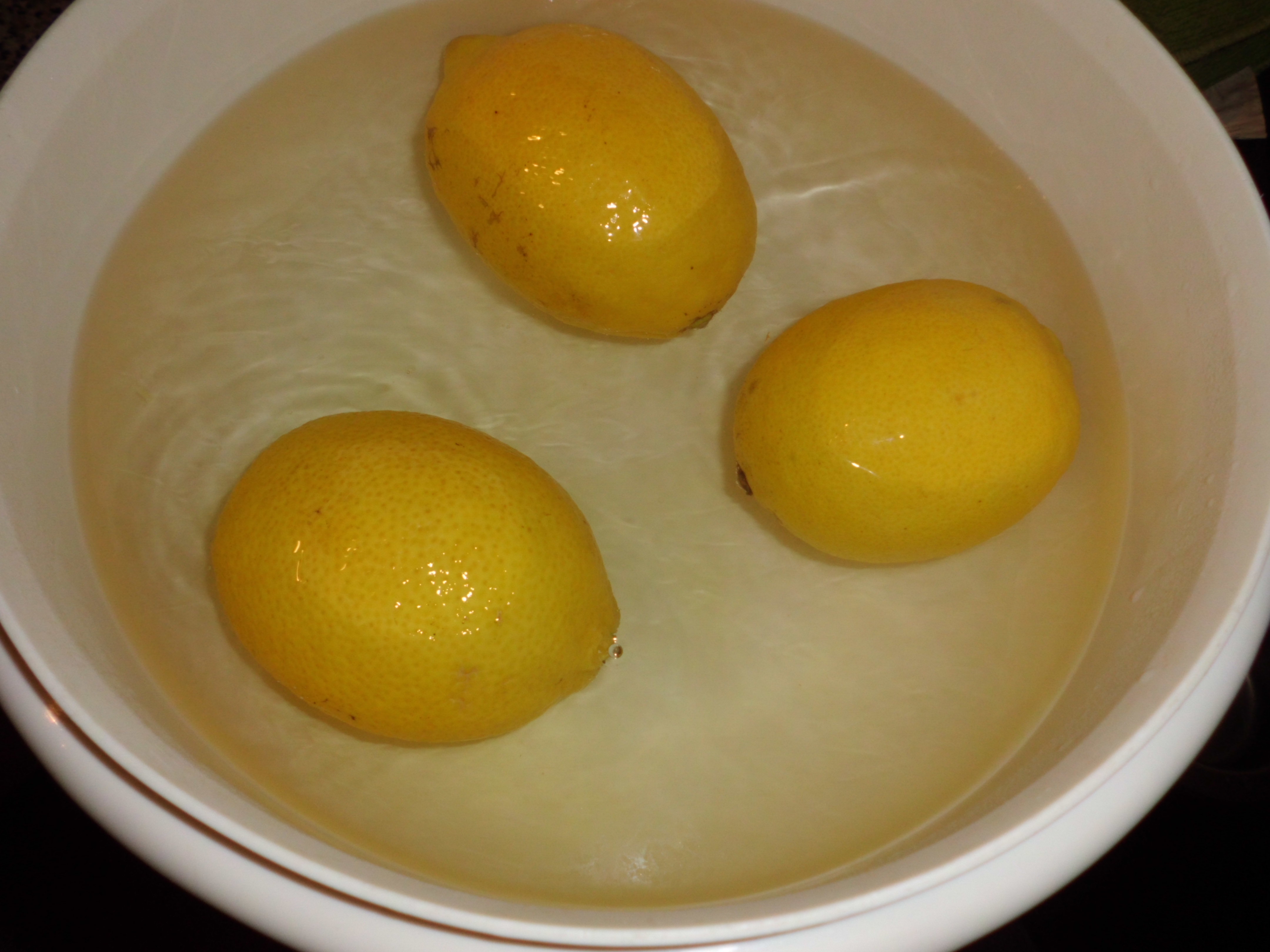 überbrühte, unbehandelte Zitronen