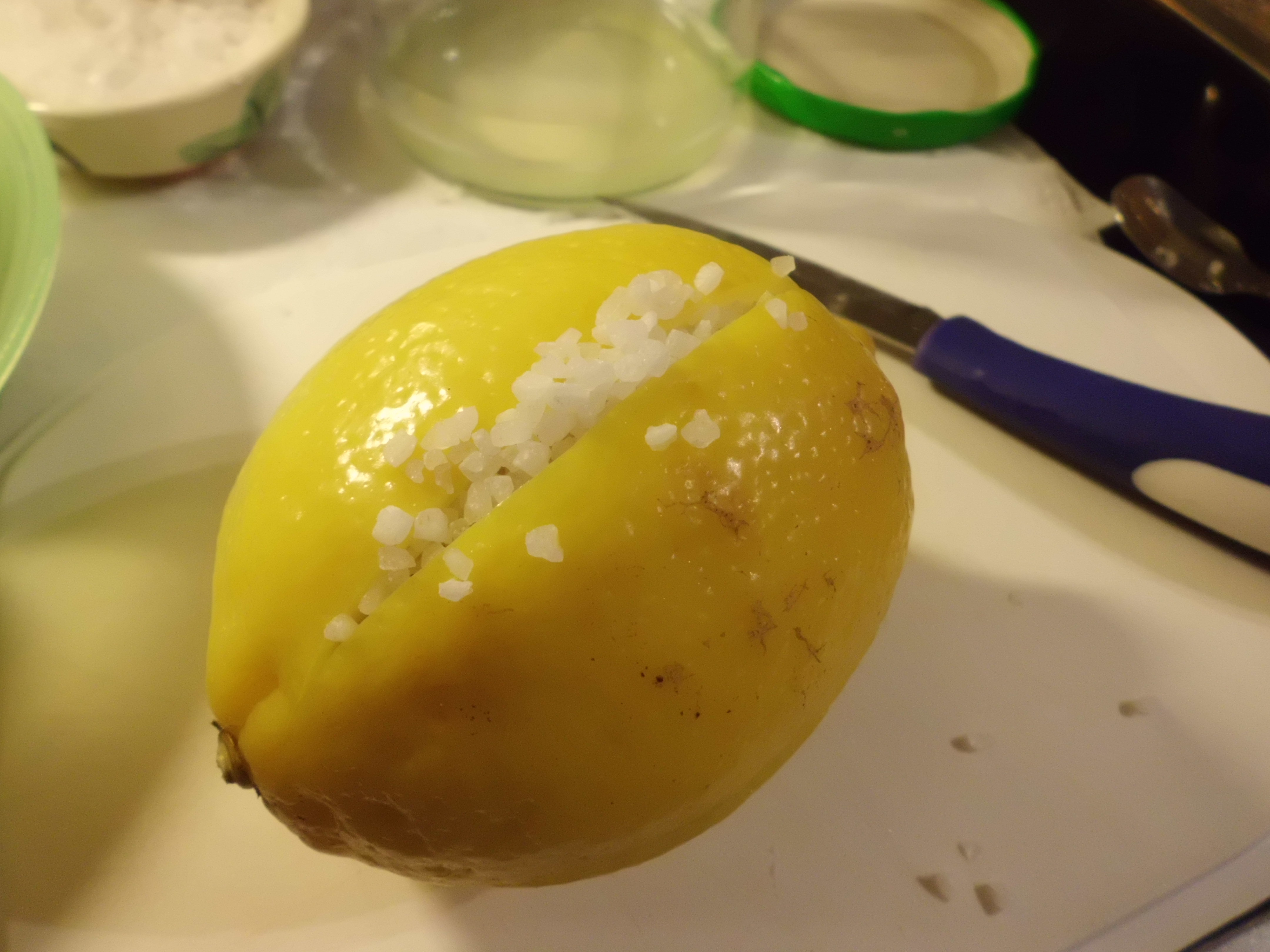 Zitrone gestopft mit Salzkörner
