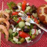 griechischer Salat mit Feta, Melone und Garnelenspieß